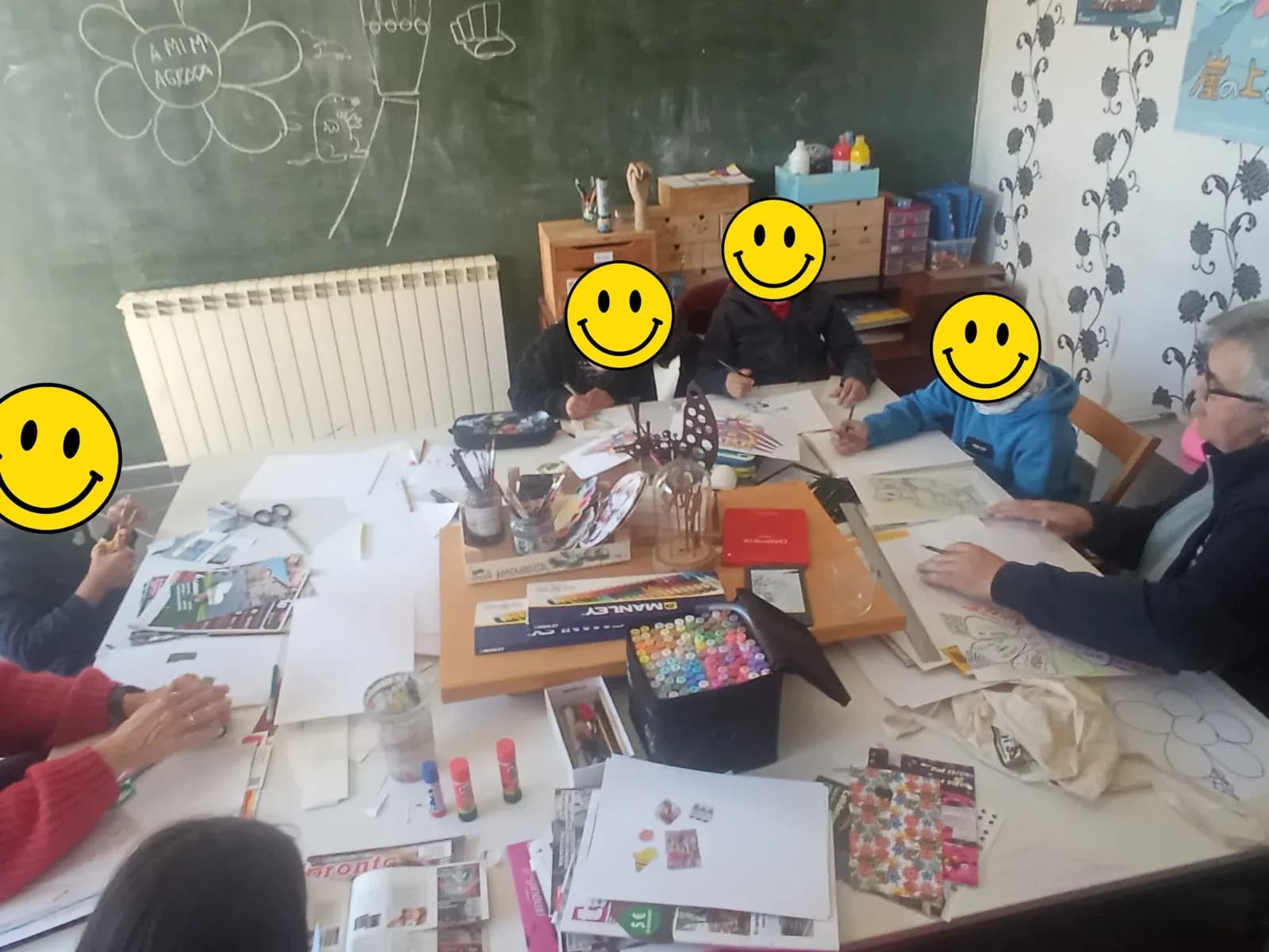 En Xevi corregint el dibuix d’un participant del casal a l’estudi