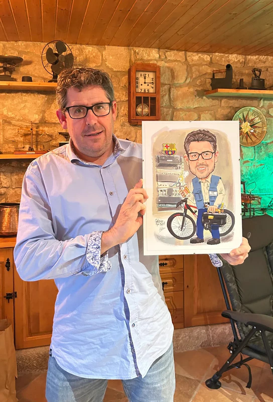 Caricatura d’un home pels seus 50 anys, vestit de la feina i amb bicicleta