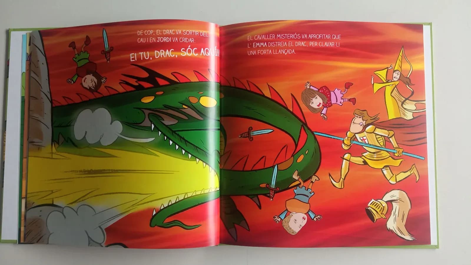 Pàgina interior d’un conte de Sant Jordi amb el cavaller