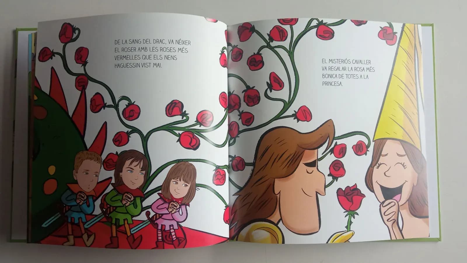 Conte de Sant Jordi personalitzat, obert per una pàgina de roses