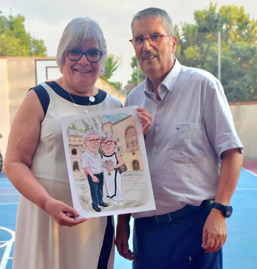 Una parella amb la caricatura del seu aniversari de casats