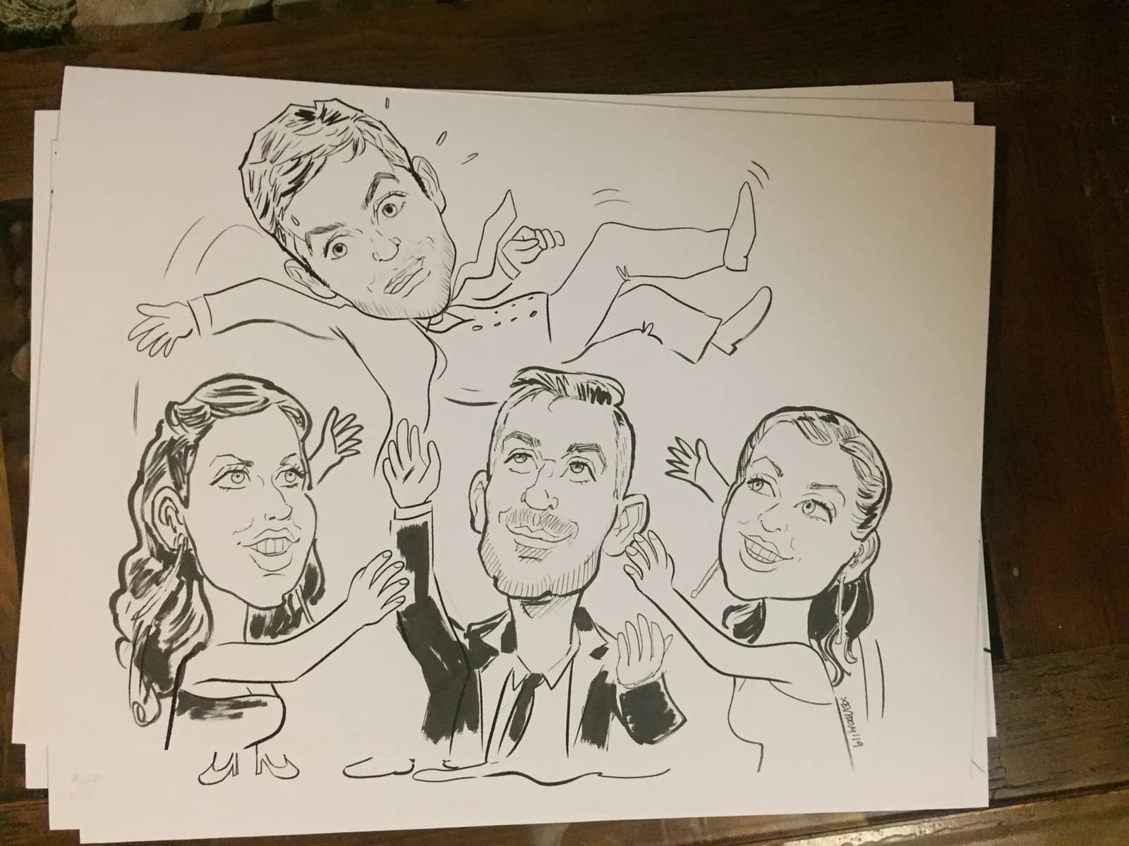 Caricatura en directe d’una colla de convidats fent volar el nuvi