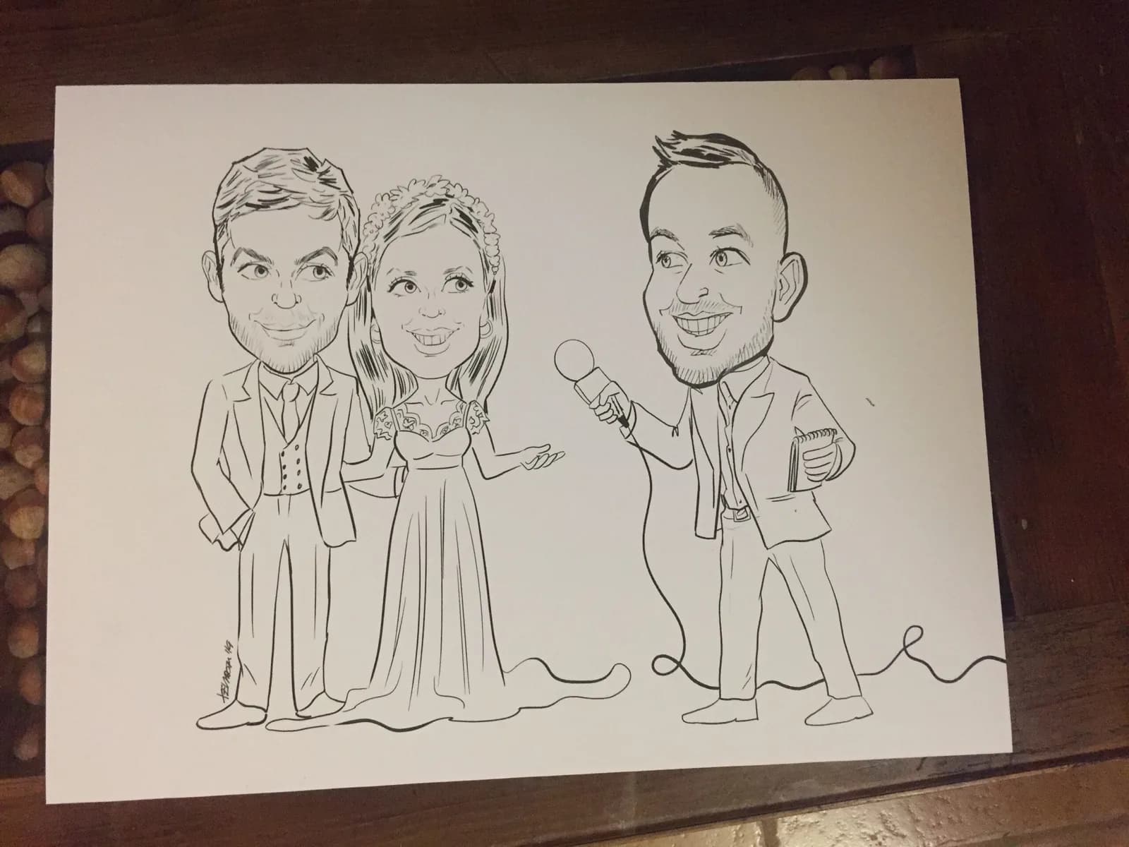 Caricatura en directe dels nuvis amb el mestre de cerimònies