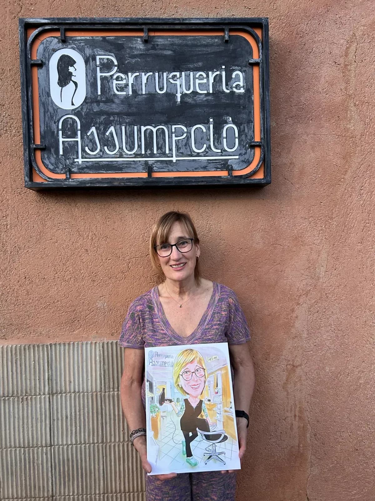 Caricatura de jubilació d’una perruquera, dibuixada dins la seva perruqueria